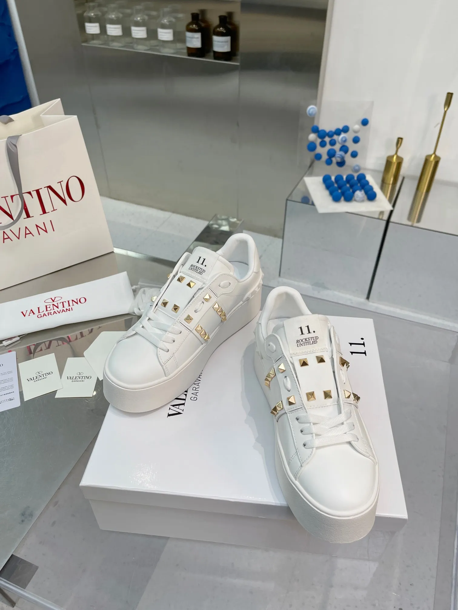 👟👟Ex-factory price 620👟👟 The latest thick-soled high version of Nujia Valentino Valentino 23ss spring and summer thick-soled rivet sports and casual shoes white shoes 2023 latest model hot-selling series hard to find after being launched in Japan super hot classic rivet series with thick sole 6cm higher purchased original development every detail is very exquisite🎁 Upper: silk cowhide splicing Lining: Cowhide lining Outsole: Original synchronized TPR outsole 6cm height increase Size: Female 35-41 (40.41 customized)